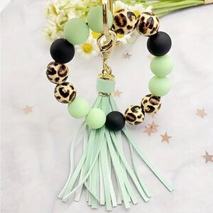 💥1pc Leopard-print Acrylic Bead Bracelet With PU Tassels And A Keychain Keyring